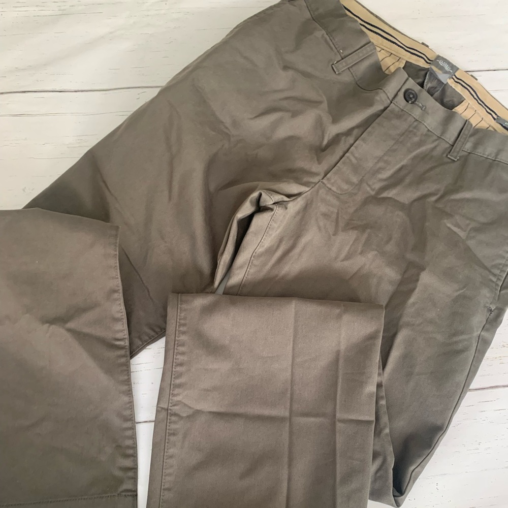 Classic gap khakis 33x32